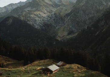 在山间小屋之间徒步旅行是一种震撼人心的体验